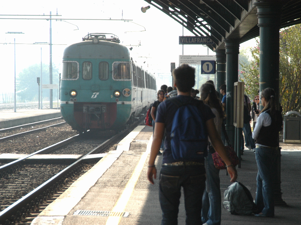 Studenti e pendolari attendono il treno   