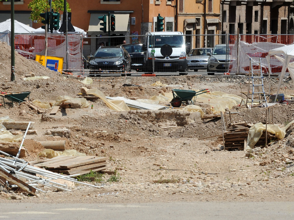 Una panoramica degli scavi in piazza Corrubbio: sono venute alla luce 250 tombe FOTOSERVIZIO DIENNEFOTO 