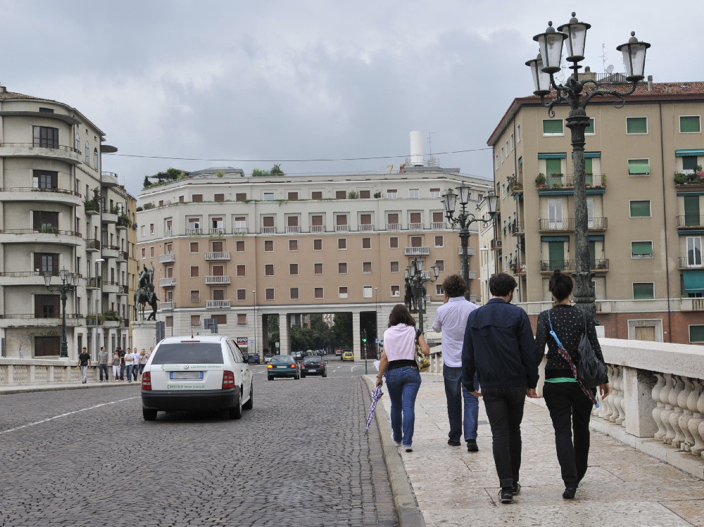 L'antenna su piazzale Cadorna
