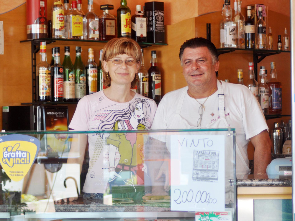 I titolari del bar pizzeria dove è stato «grattato» il tagliando da 200mila euro. DIENNE FOTO 