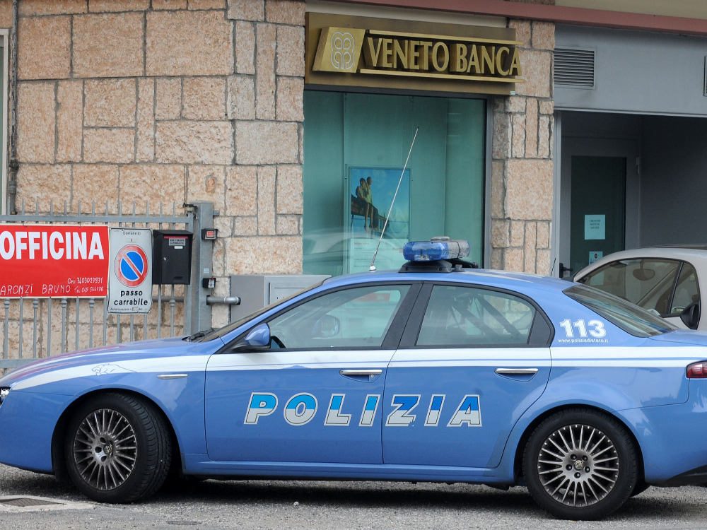 Rapina la banca e scappa a piedi con 7mila euro