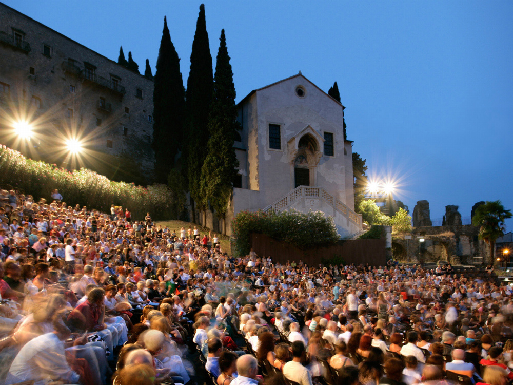 Il pubblico del teatro Romano durante uno spettacolo