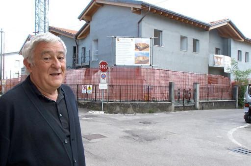 
 Don Renzo Zocca davanti alla casa di Settimo che sta per essere terminata. FOTO AMATO