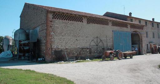 
 Il fienile dell'azienda agricola di Nogarole Rocca nel quale è morto Lino Scapinello FOTO FADDA