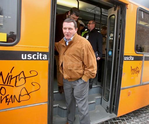 
 Gianluigi Soardi scende da un autobus Atv: ieri il leghista ha dato le dimissioni da presidente dell'azienda