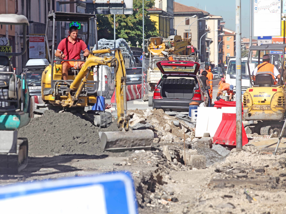 Lavori stradali a pieno ritmo in corso Milano per completare il primo tratto, il più stretto, prima delle scuole FOTO MARCHIORI   