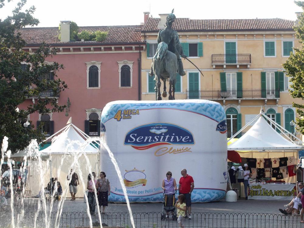 Il maxi-pacco pubblicitario di carta igienica collocato in piazza Bra FOTO MARCHIORI 