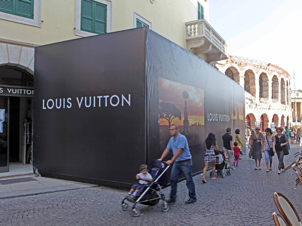 Pubblicità all’esterno del negozio Vuitton: per Alberti un esempio di intervento rispettoso FOTO MARCHIORI 