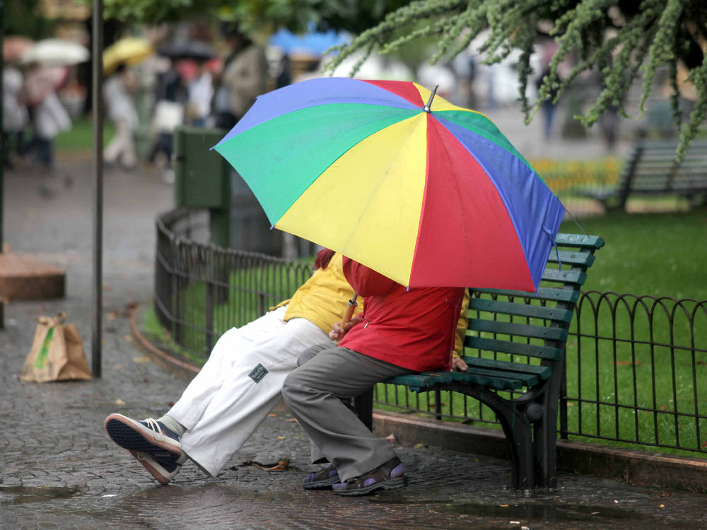 Due signori sotto l’ombrello in piazza Bra durante un temporale dei mesi scorsi FOTO MARCHIORI   
