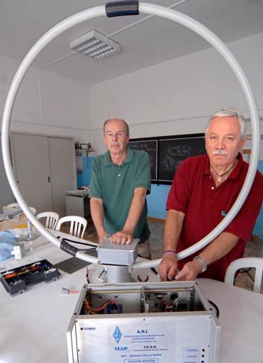 
 I due radioamatori Ari lavorano all'antenna loop FOTO AMATO