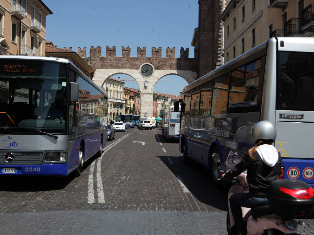 Autobus in corso Porta Nuova: i tagli di Governo e Regione mettono in ginocchio le aziende di trasporto pubblico. Ma il sindaco non ci sta    