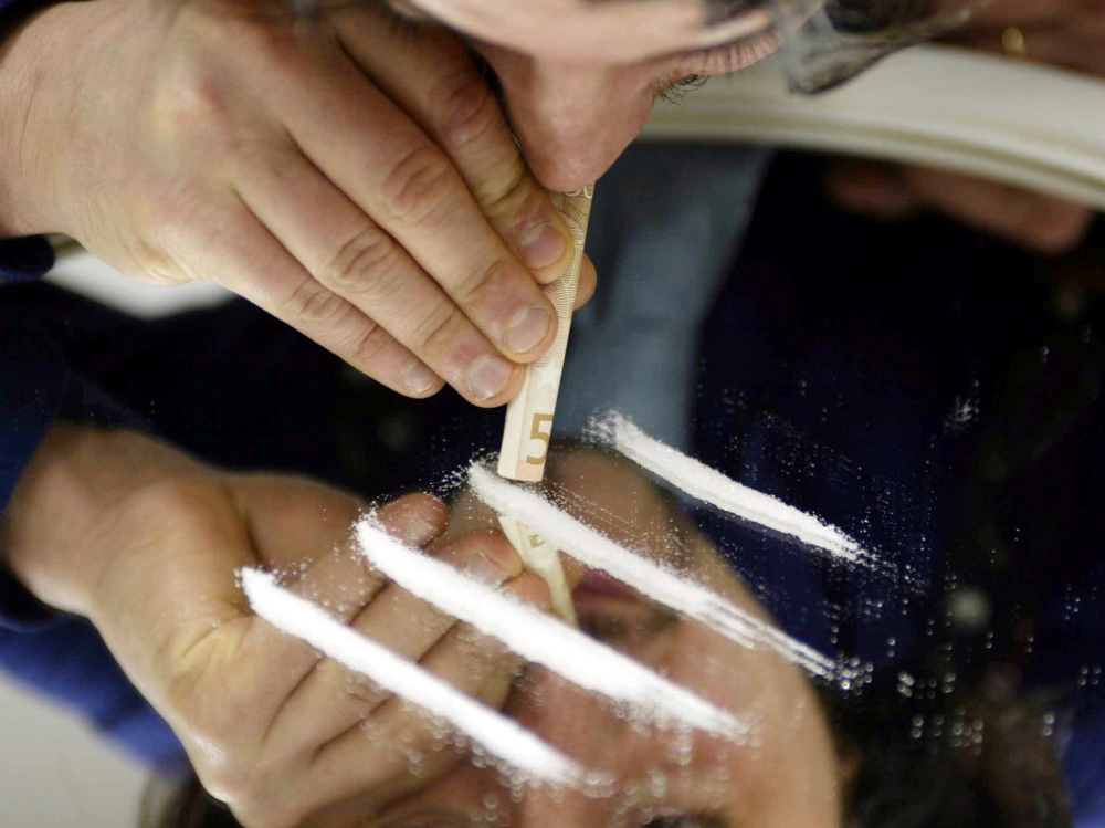 Un ragazzo sniffa cocaina 
