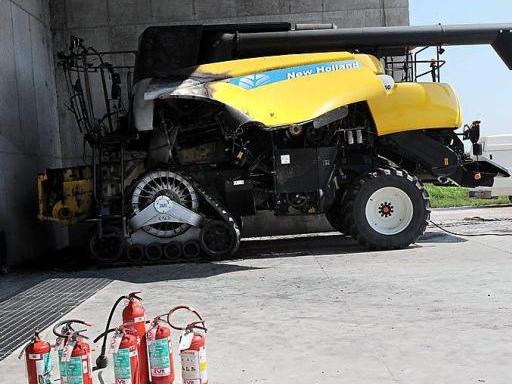 
 La mietitrebbia danneggiata dal piromane DIENNE FOTO
