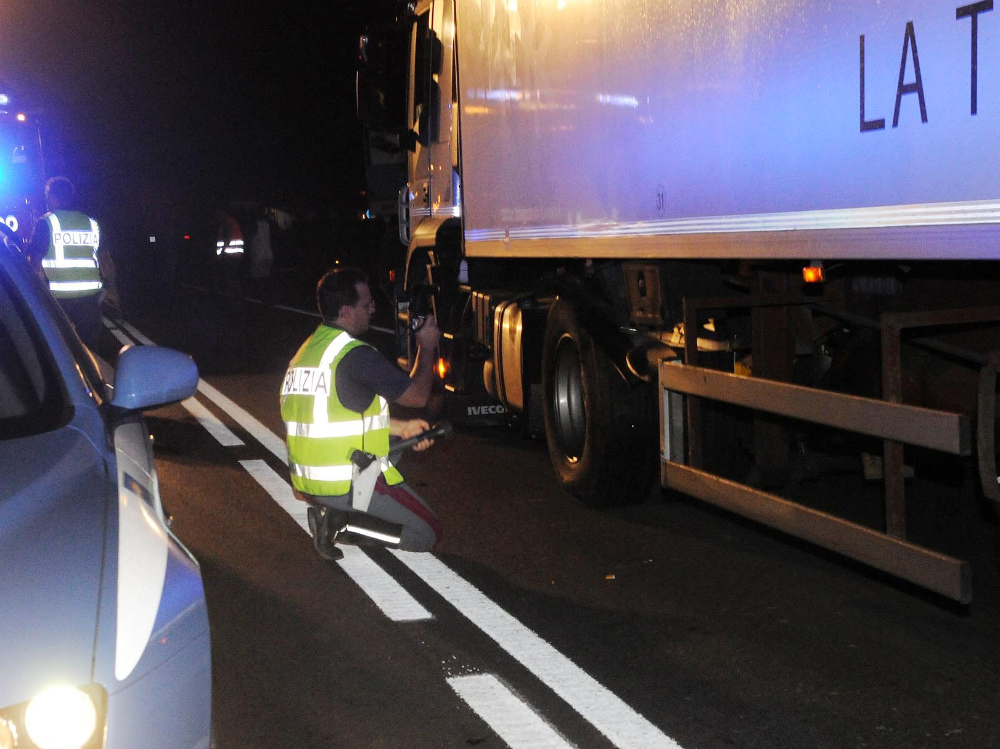 Gli agenti della stradale esaminano il camion contro cui si è schiantato il motociclista DIENNE FOTO   