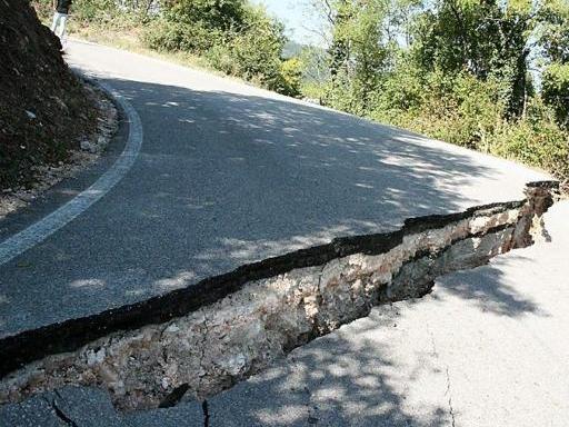 
 La frana del 2 ottobre ha spaccato in due la strada provinciale 