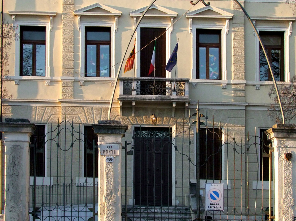 Esterni della scuola elementare primaria di via Ponte a Pescantina   