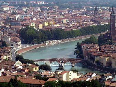 
 Una veduta aerea della città: Verona aspetta il 2012 con la speranza di una ripresa, non soltanto economica. E in calendario ci sono numerosi appuntamenti, alcuni decisivi