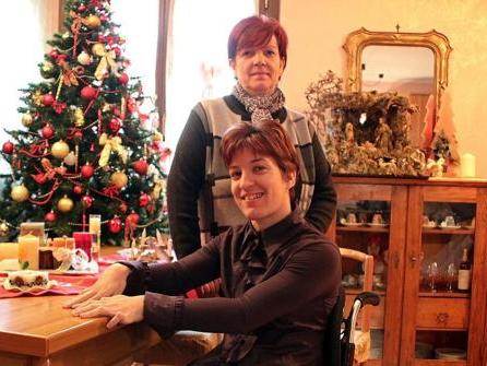 
 Nicole Vedovi, 23 anni, con la mamma Donatella: la ragazza è affetta da tetraparesi spastica FOTO AMATO 