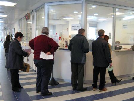 Cittadini nella sala d'ingresso dell'ospedale Magalini di Villafranca FOTO PECORA