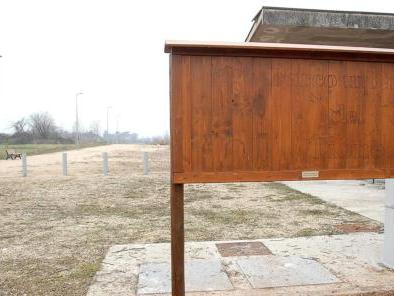 La bacheca rimossa dal Comune al parco del Tione FOTO PECORA