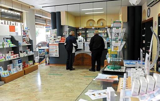 L'interno della farmacia comunale di Porto, ancora invenduta