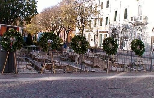 Corone davanti agli scavi di Porta Mantova in segno di protesta