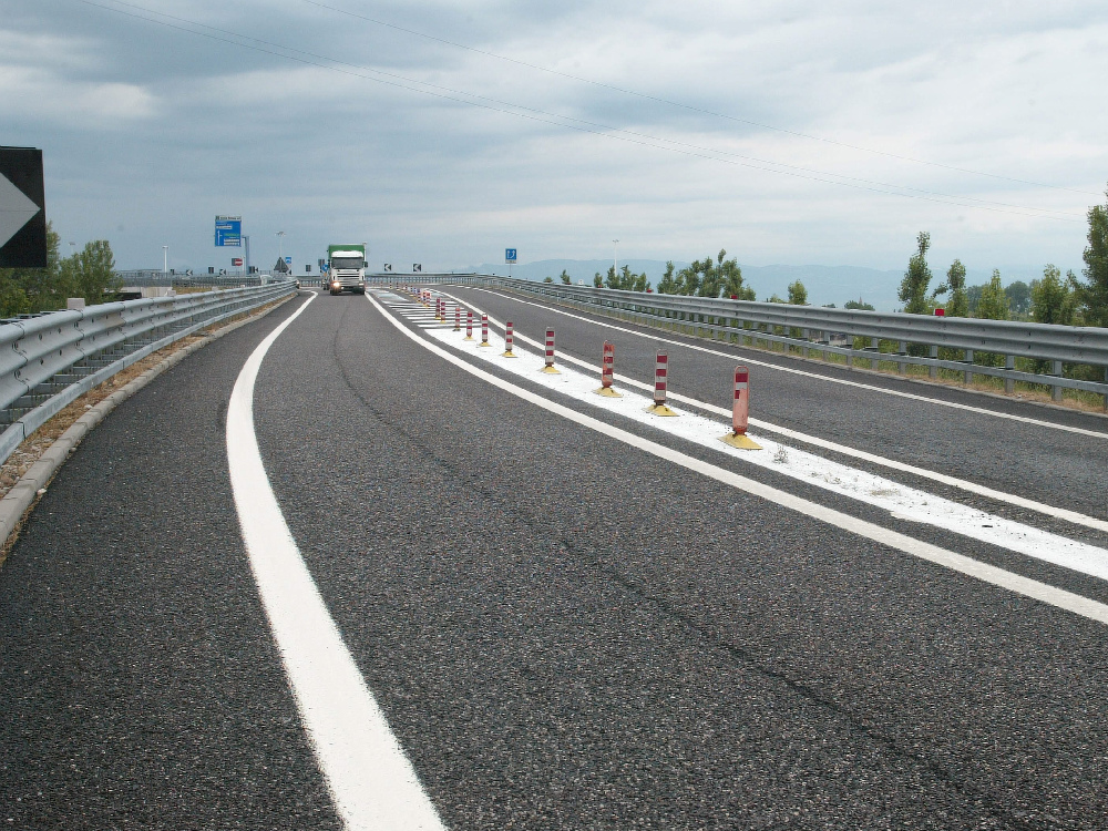In auto sulla 434 contromano, armato e senza patente (ARCHIVIO)