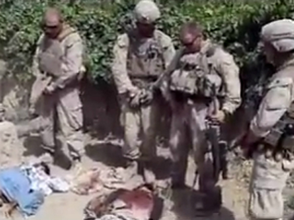 Un fermo immagine tratto dal video amatoriale pubblicato su YouTube che ritrae quattro marines Usa in Afghanistannell'atto di  urinare su tre cadaveri insanguinati