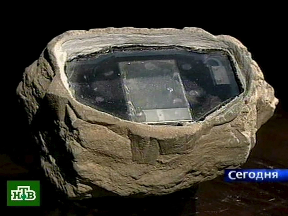 La falsa pietra con apparecchiature elettroniche in un'immagine trattada un filmato diffuso dalla televisione russa NTV il 23 gennaio 2006
