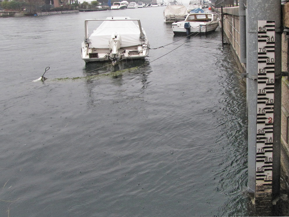 Idrometro segna il livello delle acque del lago di Garda    