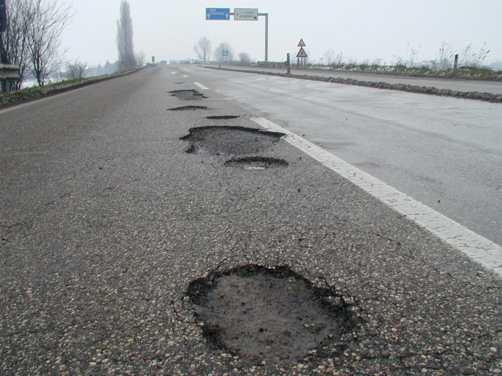 Una delle strade dissestate in procinto di venire sistemate    