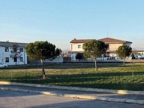 L'area lungo la strada Padovana dove dovrebbe sorgere la Casa