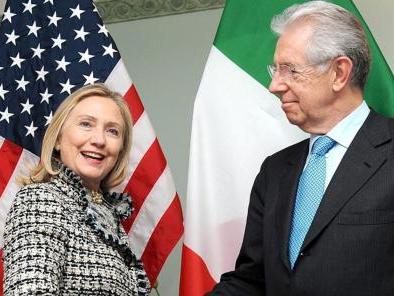 La segretaria di Stato Hillary Clinton con Mario Monti in una foto scattata ieri a Monaco di Baviera