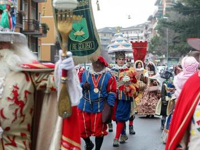 Papà del Gnoco guida la sfilata delle maschere lungo le strade di Santa Lucia e Golosine FOTOSERVIZIO DI GIORGIO MARCHIORI