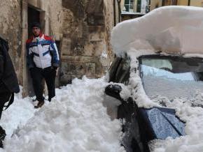 Sulmona, un uomo spala la neve: in Abruzzo dichiarato lo stato di emergenza regionale