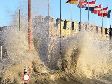 Il forte vento ha provocato onde altissime a Lazise FOTOSERVIZIO AMATO