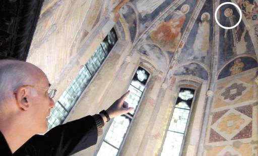 Maurizio Brunelli a San Fermo mostra l'affresco: il volto nel cerchio è quello di Cangrande? FOTO BRENZONI|
 Cangrande? Il volto affrescato|
 Il volto ricostruito dalla mummia|
 La statua equestre