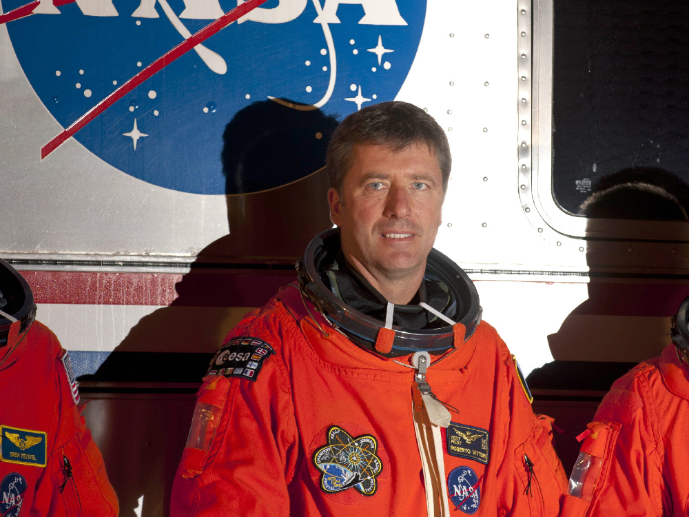 L’astronauta Roberto Vittori prima della partenza per una missione nello spazio    