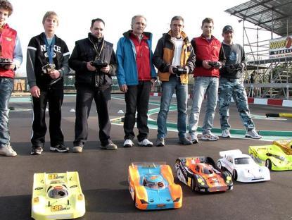 I partecipanti alla gara inaugurale della pista di radiocomandati FOTOSERVIZIO AMATO