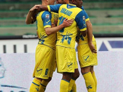 Bradley festeggiato dai compagni dopo il suo primo gol col Chievo FOTOSERVIZIO FOTOEXPRESS