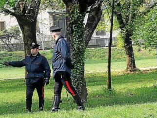 I carabinieri impegnati a setacciare il parco comunale alla ricerca del coltello e di altri indizi