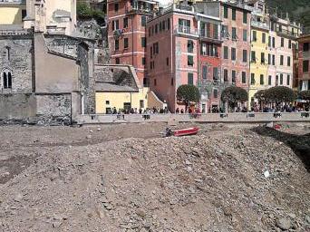 Il porto di Vernazza interrato fino agli ormeggi per i gozzi. In maggio i lavori per rimuovere 70mila metri cubi di terra. Sullo sfondo la chiesa di Santa Margherita d'Antiochia e la piazzetta FOTO MAURIZIO BATTISTA