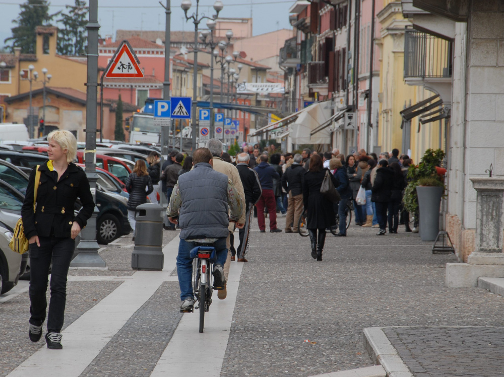Un ciclista sul marciapiede in Corso Vittorio Emanuele 