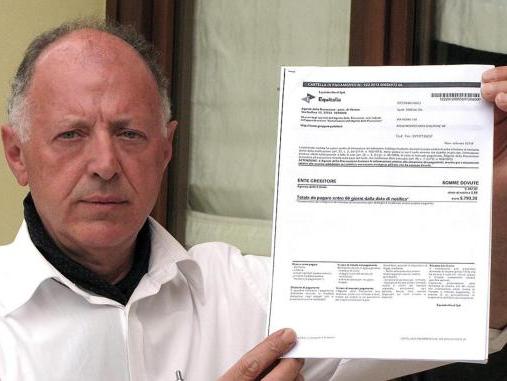 Silvano Pelosato mostra la cartella di riscossione inviata da Equitalia  FOTO AMATO