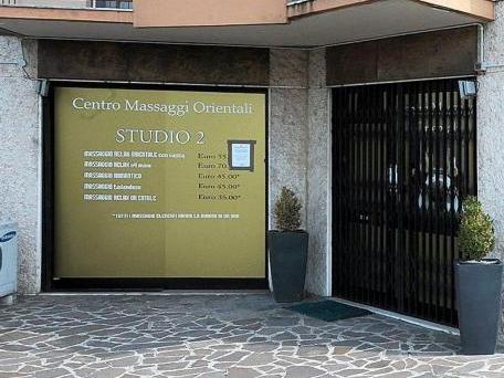 Il centro massaggi sequestrato a Valeggio FOTO DIENNE