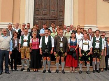 La delegazione dei borgomastri bavaresi davanti alla chiesa di Badia Calavena FOTOSERVIZIO LUIGI PECORA