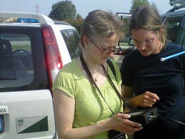 La studiosa slovena Nina Raven illustra a Chiara Castagna il funzionamento dell'«handheld terminal»