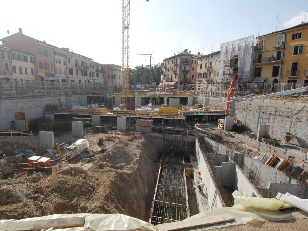 Piazza Corrubbio e il parcheggio in costruzione