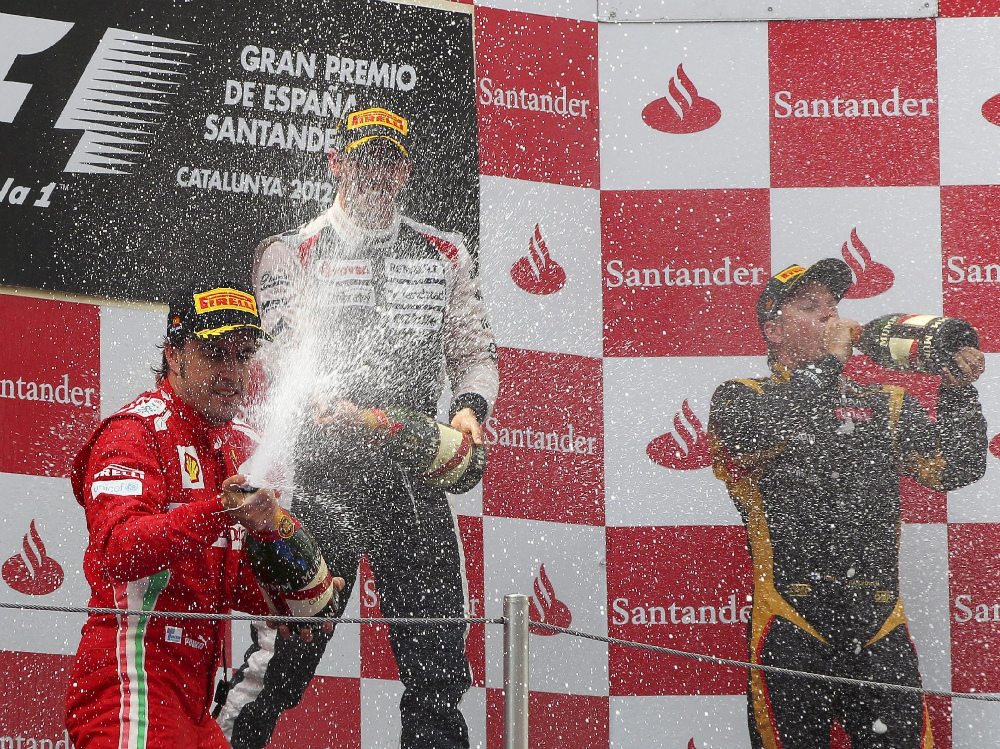 Maldonado festeggia sul podio del Montmelò con Alonso e Raikkonen   
