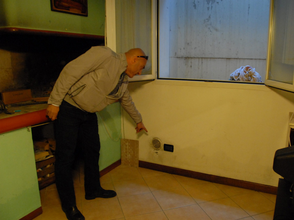 Le prese dell’energia elettrica dalle quali è entrata l’acqua in una taverna FOTO PECORA    
